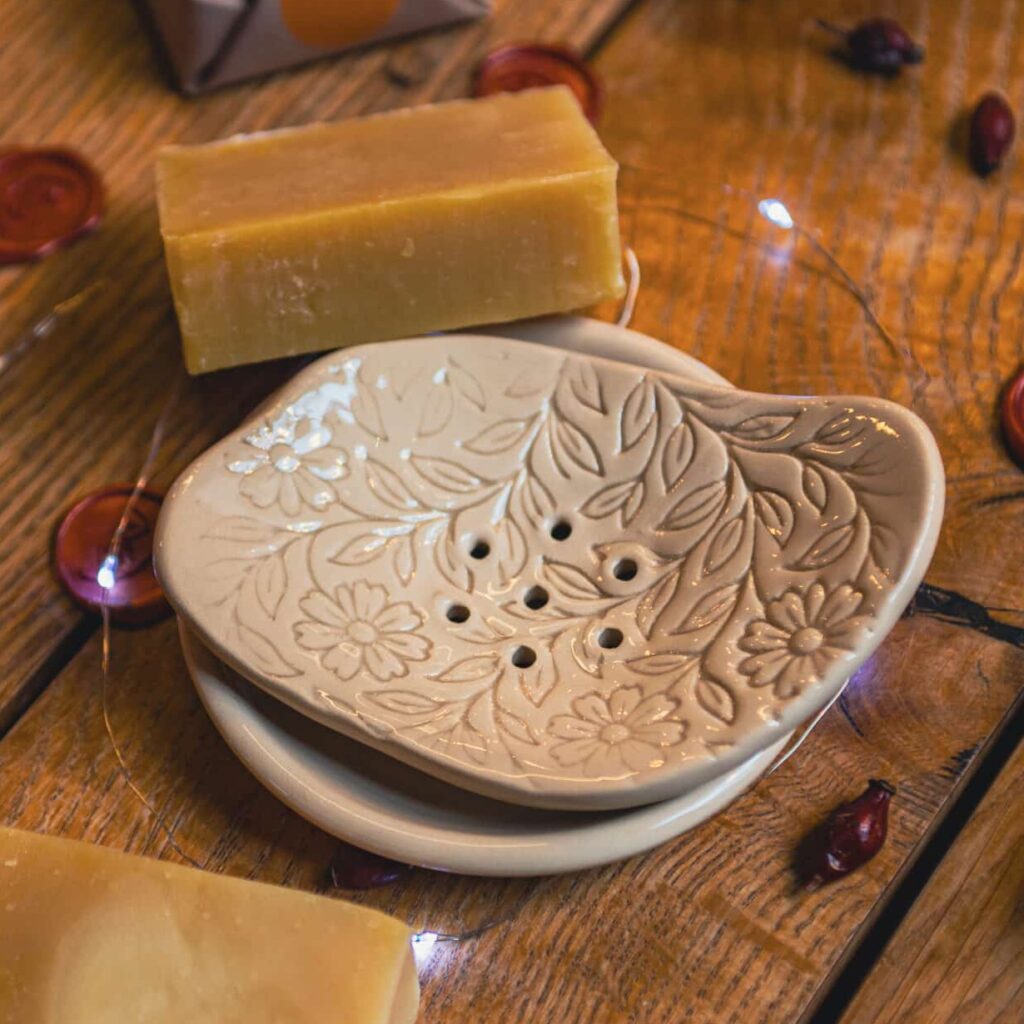 feher nyomott szappantarto