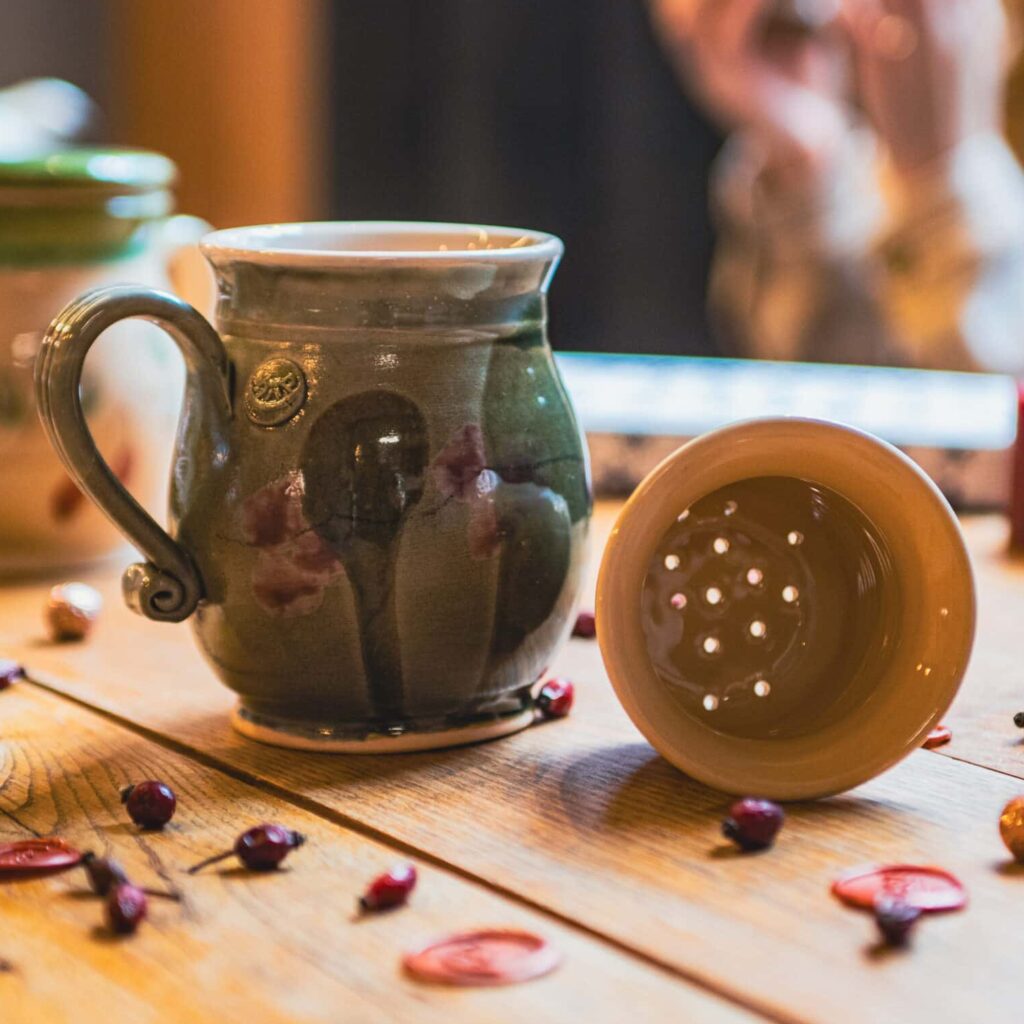 Csipkebogyós, zöld, absztrakt bögre szűrővel