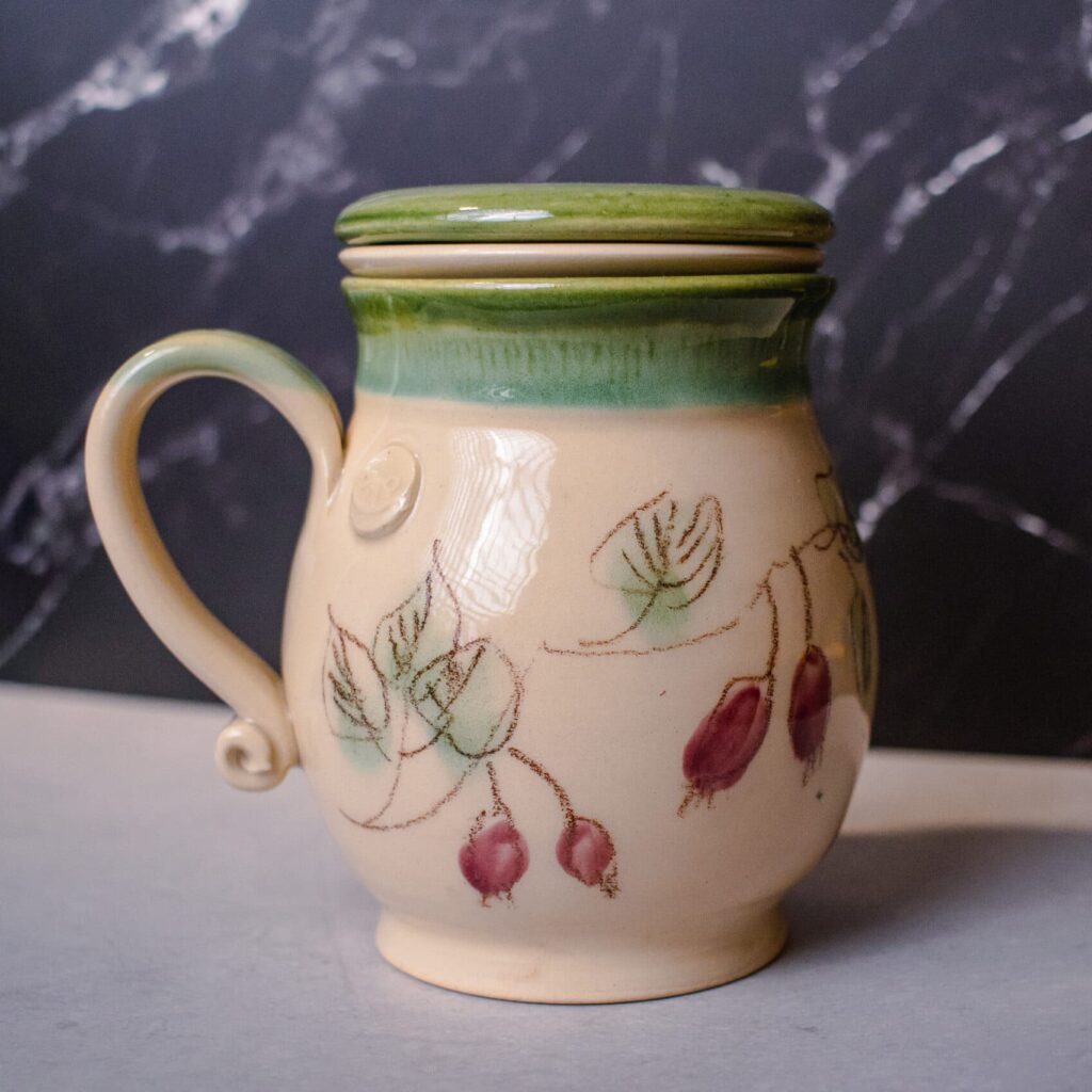 Csipkebogyós, zöld-fehér bögre szűrővel